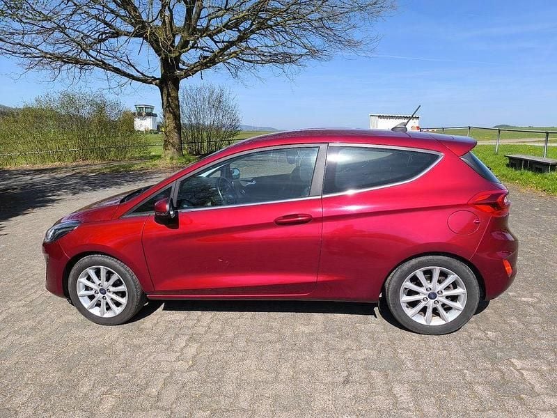 Gebraucht Ford Fiesta Titanium 125 PS (91 kW) 2018 Rot Kleinwagen