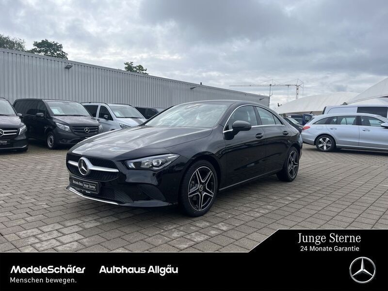 Lack kosmosschwarz Gebraucht 2022 Mercedes CLA180 Progressive Limousine | 30.960 € (Fairer Preis) - Bild 1/4