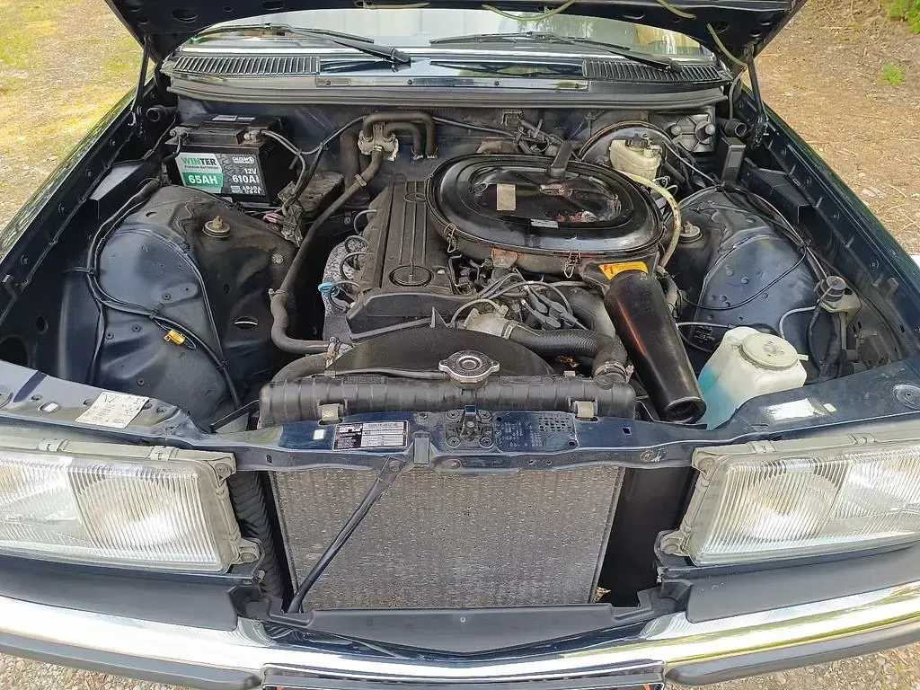 Gebraucht Mercedes E230 136 PS (100 kW) 1984 Blau Limousine