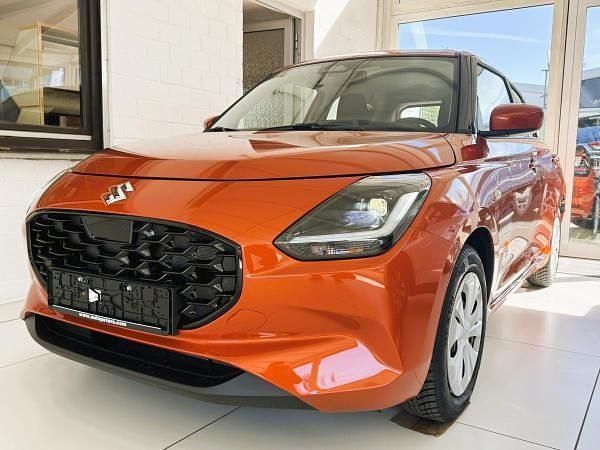 Orange (flame orange pearl metallic) Neu 2025 Suzuki Swift Club Kleinwagen | 18.050 € - Bild 1/4