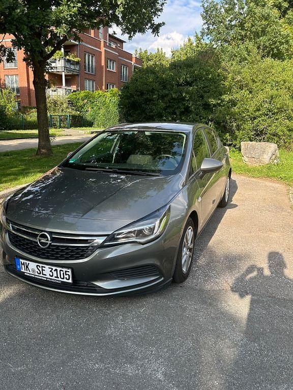 Grau Gebraucht 2017 Opel Astra Edition Limousine | 9.000 € (Guter Preis) - Bild 1/4