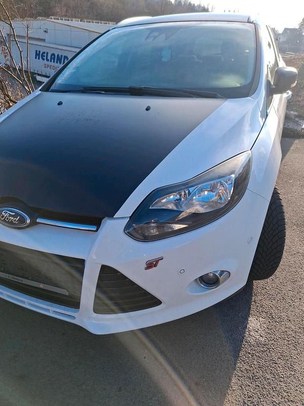 Gebraucht Ford Focus 125 PS (91 kW) 2012 Weiß Kombi
