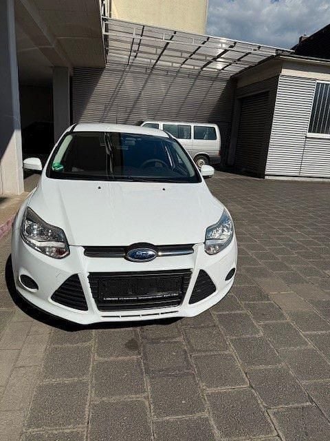 Używany Ford Focus 125 KM (91 kW) 2014 Biały Sedan/Limuzyna
