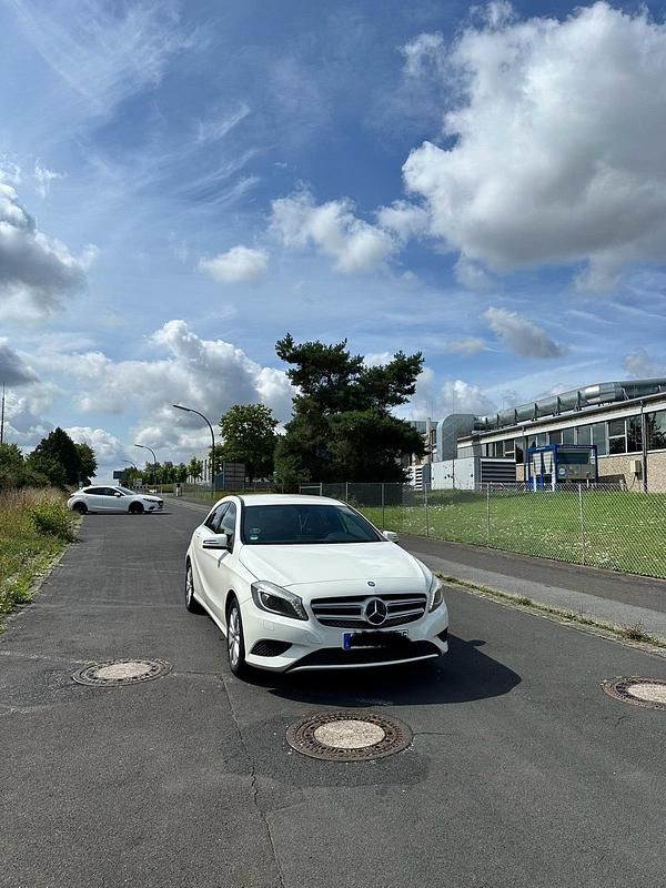 Weiß Gebraucht 2013 Mercedes A180 Limousine | 10.000 € (Fairer Preis) - Bild 1/4