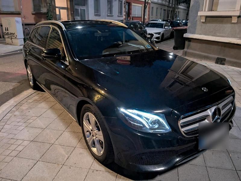 Schwarz Gebraucht 2017 Mercedes E220 Kombi | 16.800 € (Guter Preis) - Bild 1/4