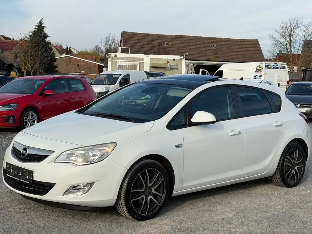 Gebraucht Opel Astra Design Edition 116 PS (85 kW) 2011 Weiß Limousine
