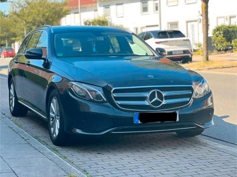 Schwarz Gebraucht 2018 Mercedes E220 Kombi | 17.500 € (Superpreis) - Bild 1/4