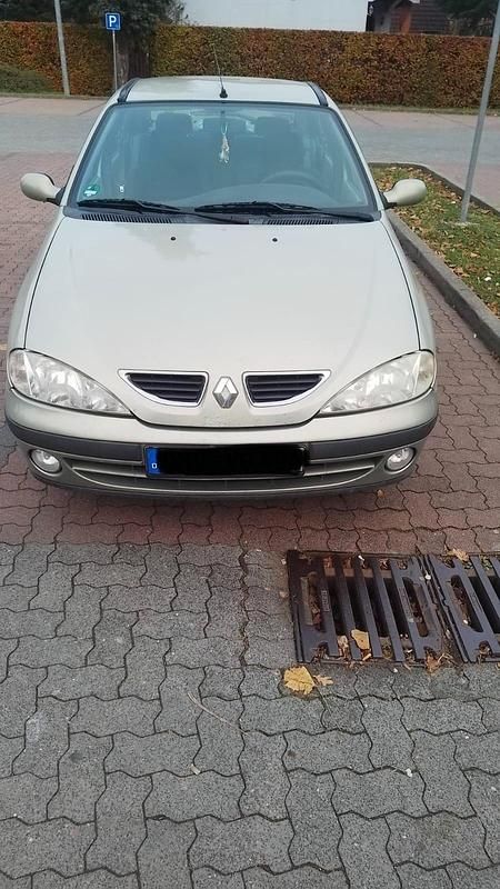 Grün Gebraucht 2000 Renault Mégane Limousine | 800 € (Fairer Preis) - Bild 1/4