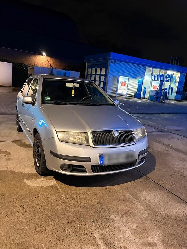 Grau Gebraucht 2005 Skoda Fabia Kleinwagen | 1.550 € (Etwas zu teuer) - Bild 1/4