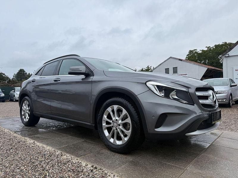 Grau Gebraucht 2015 Mercedes GLA200 Sport SUV | 12.999 € (Guter Preis) - Bild 1/4