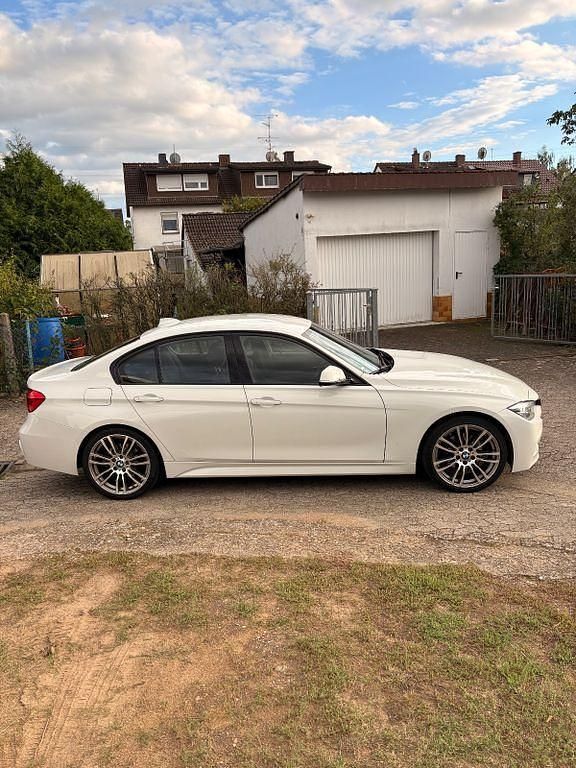 Weiß Gebraucht 2016 BMW 320 M Sport Limousine | 17.500 € (Fairer Preis) - Bild 1/4