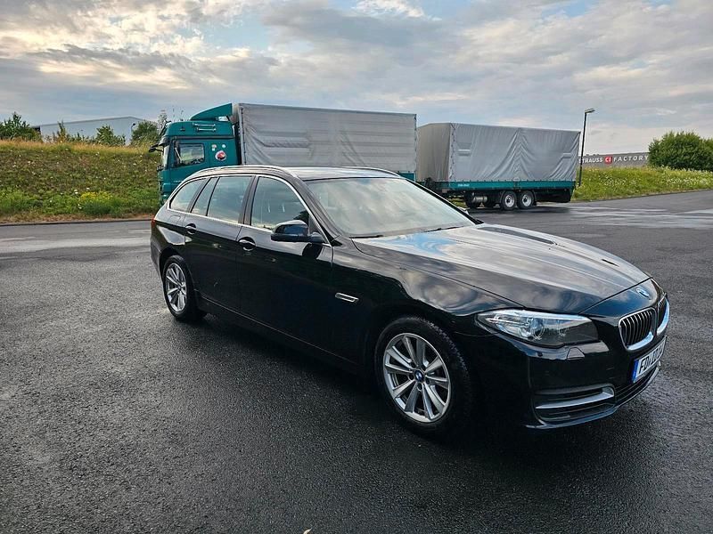 Schwarz Gebraucht 2015 BMW 518 Kombi | 7.600 € - Bild 1/4
