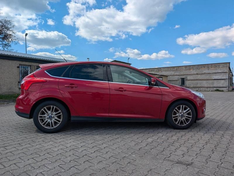 Second-hand Ford Focus 125 CP (91 kW) 2012 Roșu Berlinǎ