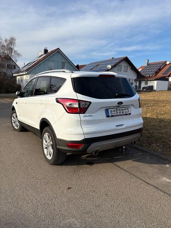 Gebraucht Ford Kuga Titanium 179 PS (131 kW) 2017 Weiß SUV