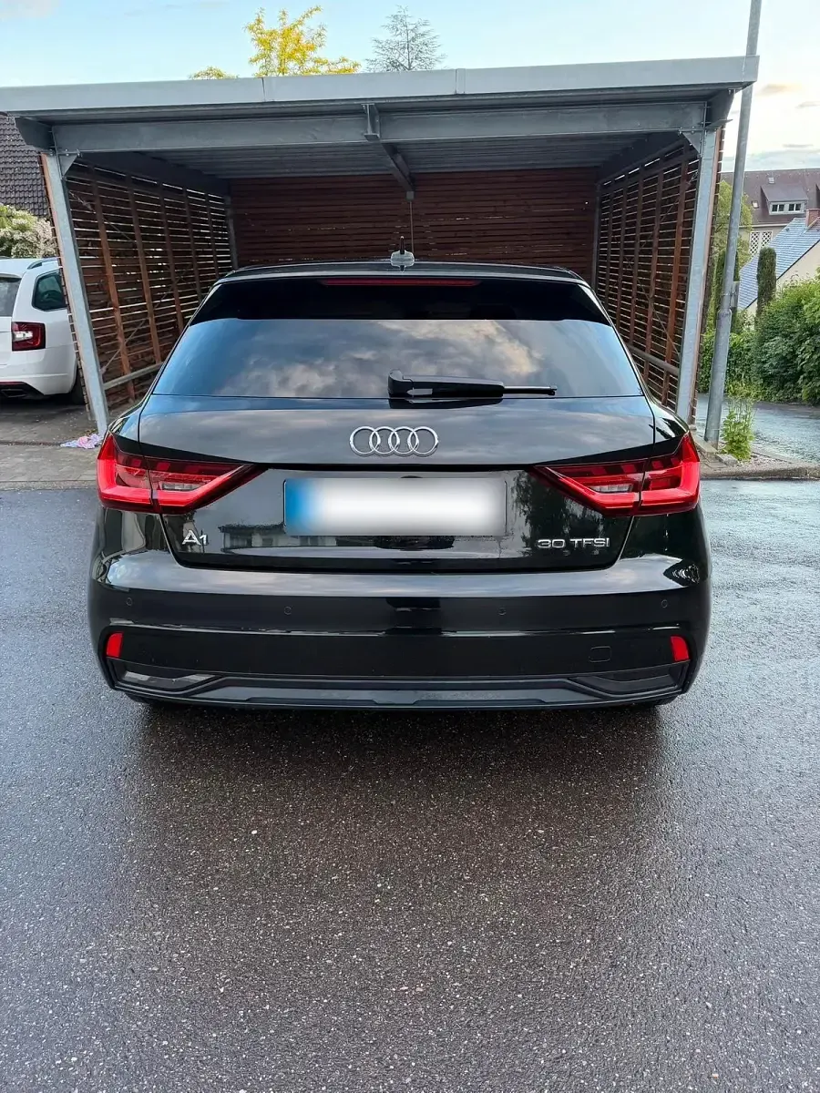 Używany Audi A1 Design 120 KM (88 kW) 2023 Czarny SUV