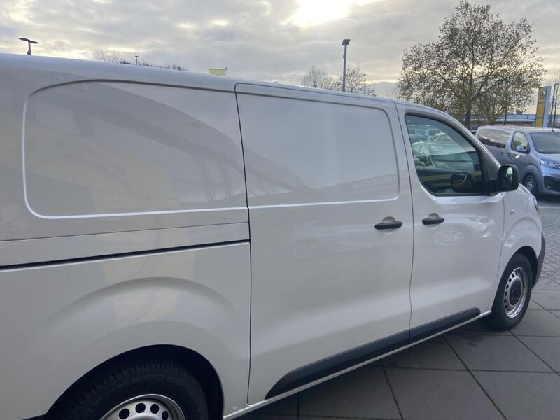 Usado Opel Vivaro-e Combi Edition 100 kW (136 HP) 2022 Branco Van