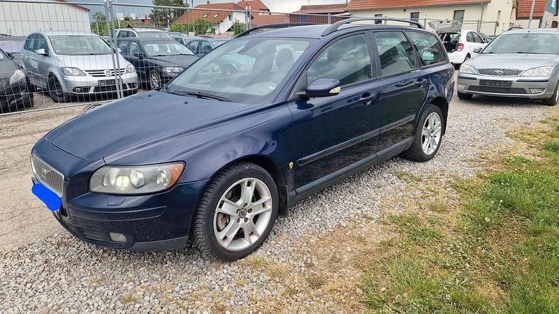 Deep blue solid / solid Gebraucht 2005 Volvo V50 Momentum Kombi | 5.899 € (Etwas zu teuer) - Bild 1/4