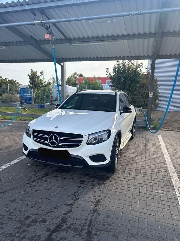 Weiß Gebraucht 2018 Mercedes GLC220 SUV | 24.500 € (Fairer Preis) - Bild 1/4