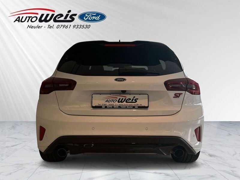 Używany Ford Focus ST 280 KM (205 kW) 2024 Biały Sedan/Limuzyna