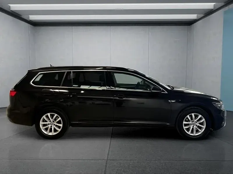 Gebraucht VW Passat 150 PS (110 kW) 2023 Schwarz Kombi