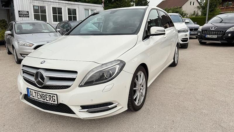 Weiß Gebraucht 2013 Mercedes B180 Van / Kleinbus | 7.399 € (Fairer Preis) - Bild 1/4