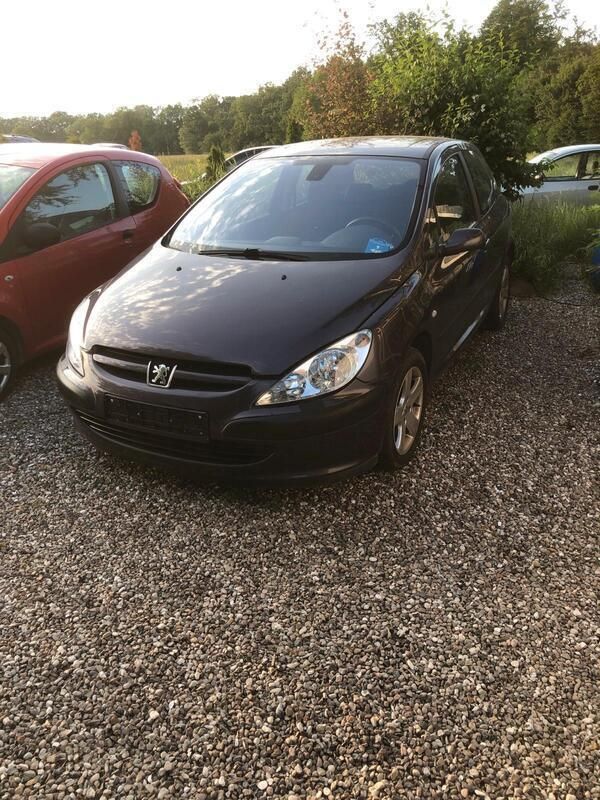 Andere außenfarben Gebraucht 2004 Peugeot 307 Limousine | 1.750 € (Guter Preis) - Bild 1/4