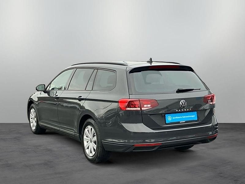 Gebraucht VW Passat Basis 150 PS (110 kW) 2021 Uranograu Kombi