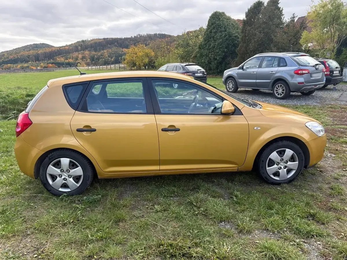Second-hand Kia Ceed 109 CP (80 kW) 2007 Galben Hatchback