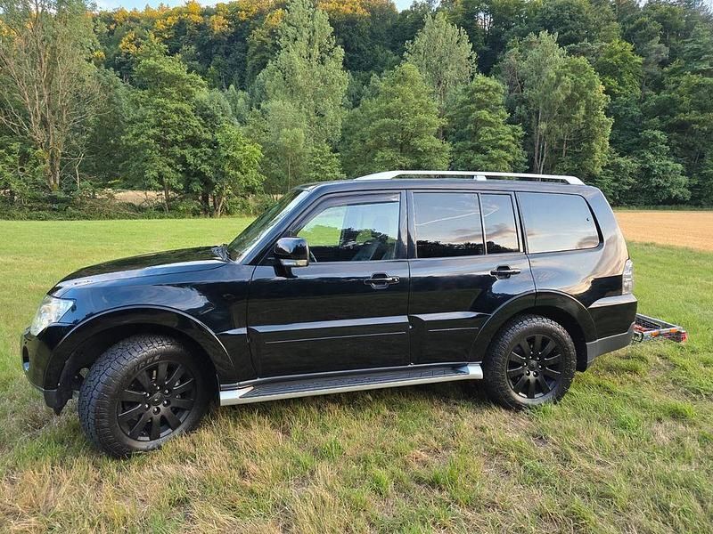 Schwarz Gebraucht 2007 Mitsubishi Pajero Instyle SUV | 14.500 € (Fairer Preis) - Bild 1/4