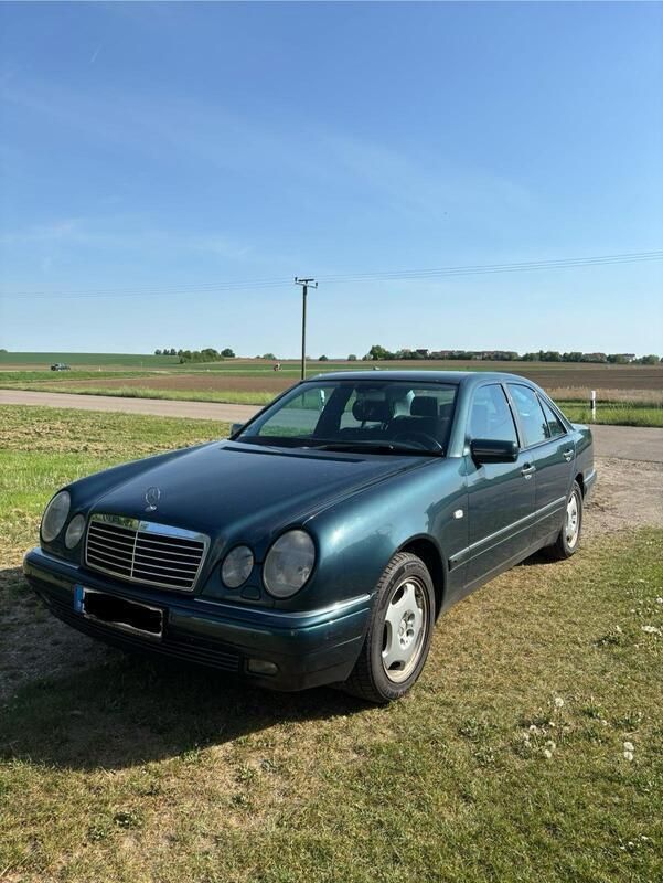 Grün Gebraucht 1999 Mercedes E320 Limousine | 4.800 € (Fairer Preis) - Bild 1/4