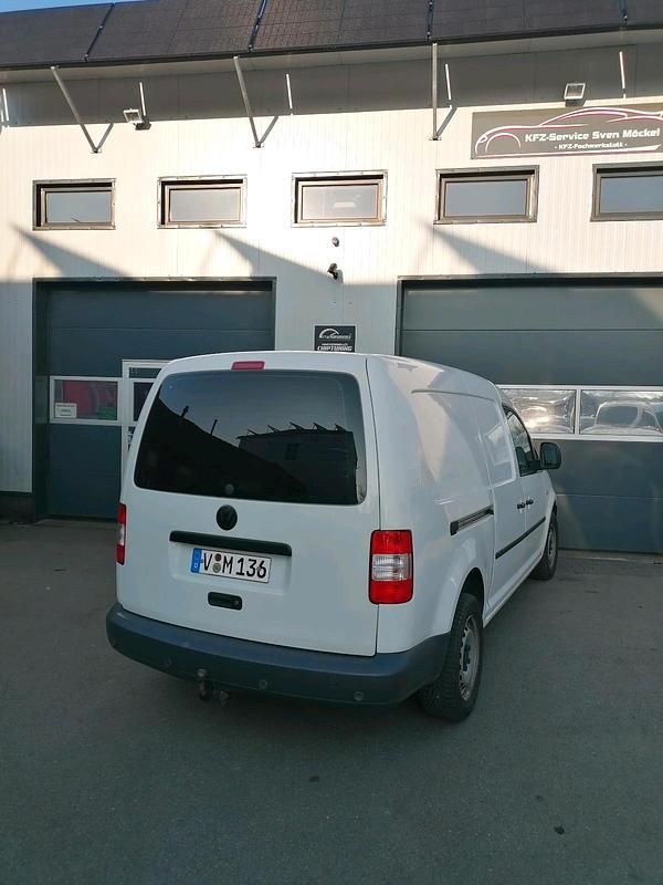 Second-hand VW Caddy Maxi 105 CP (77 kW) 2009 Alb Monovolum