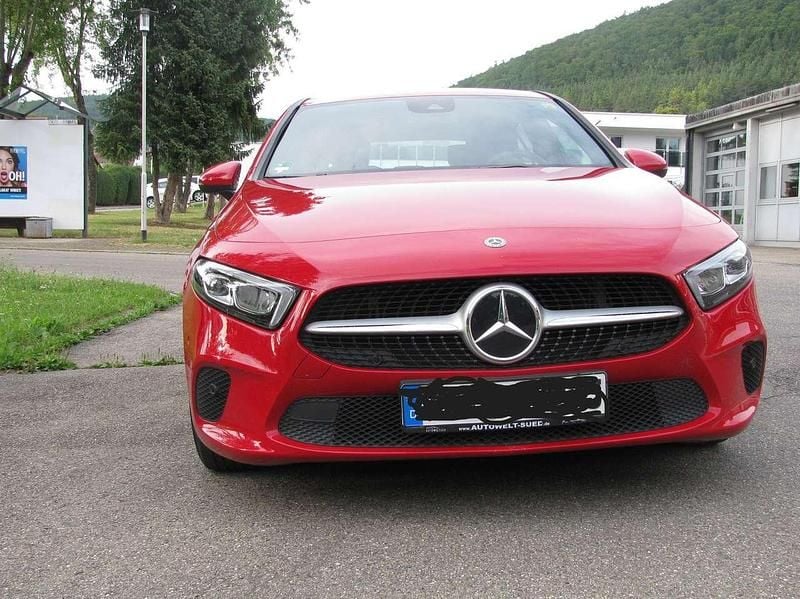 Rot Gebraucht 2019 Mercedes A180 Limousine | 18.490 € (Guter Preis) - Bild 1/4