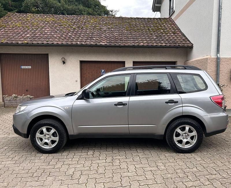 Silber Gebraucht 2010 Subaru Forester SUV | 11.000 € - Bild 1/4