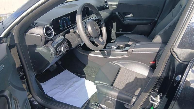 Gebraucht Mercedes CLA250e 218 PS (160 kW) 2023 Schwarz Limousine