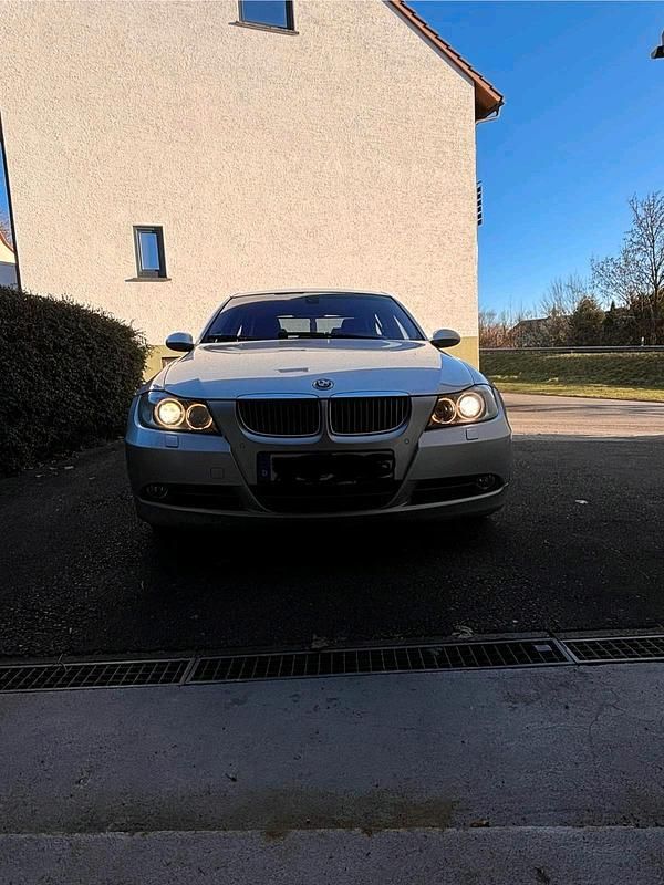 Silber Gebraucht 2006 BMW 330 Limousine | 6.100 € (Superpreis) - Bild 1/4