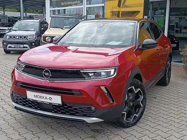 Kosmos rot Gebraucht 2023 Opel Mokka-e Ultimate SUV | 26.990 € - Bild 1/4