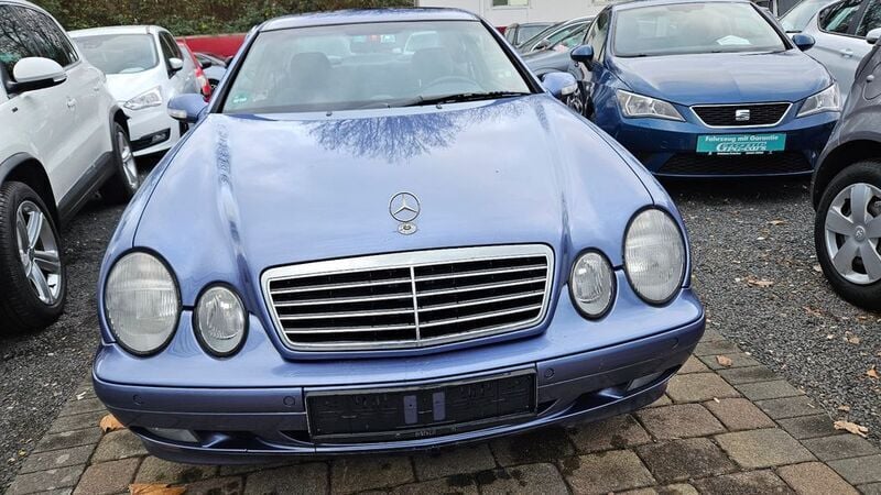 Blau Gebraucht 2001 Mercedes CLK320 Elegance Coupé | 1.990 € (Superpreis) - Bild 1/4