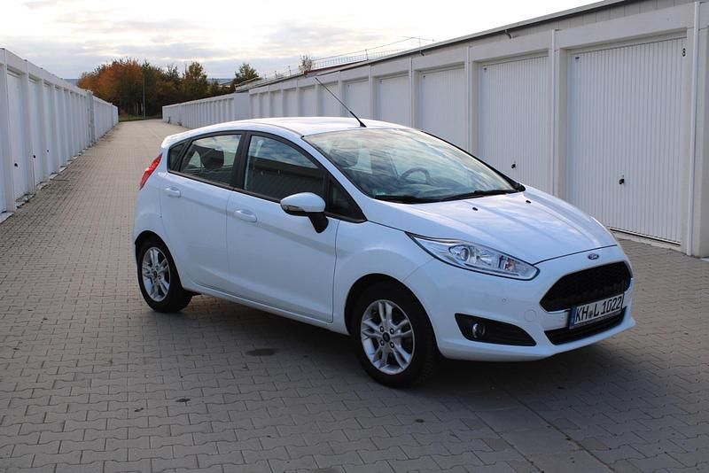 Weiß Gebraucht 2017 Ford Fiesta Kleinwagen | 11.000 € (Teuer) - Bild 1/4