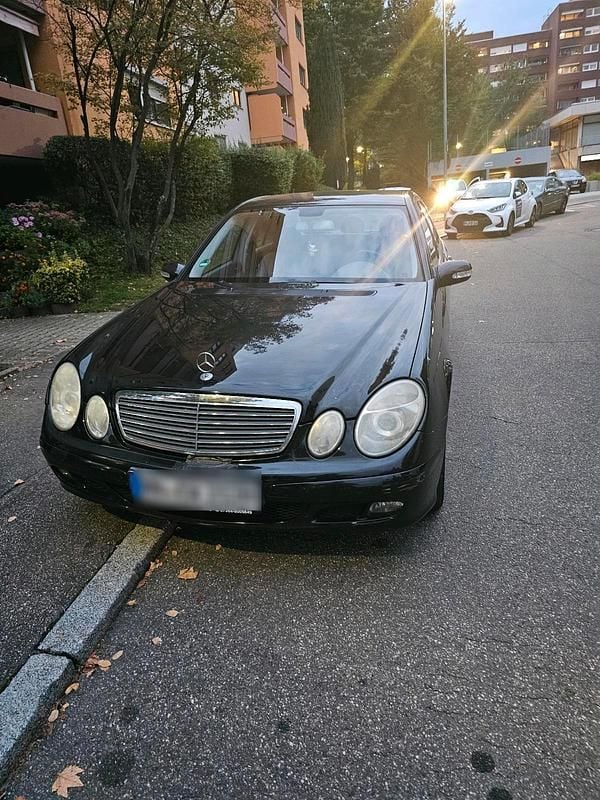 Schwarz Gebraucht 2004 Mercedes E220 Limousine | 2.000 € (Superpreis) - Bild 1/4