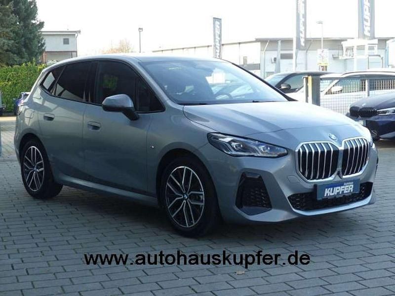 Gebraucht BMW 220 170 PS (125 kW) 2024 Skyscrapergrau Van / Kleinbus