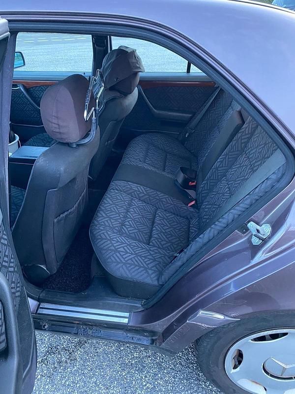 Gebraucht Mercedes C180 Elegance 122 PS (89 kW) 1993 Andere farben Limousine