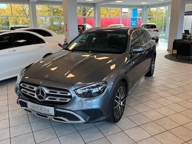 Gebraucht Mercedes E220 All-Terrain 194 PS (142 kW) 2021 Grau (selenitgrau) Kombi