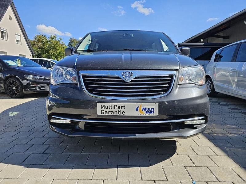 Grau Gebraucht 2012 Lancia Voyager Silver Van / Kleinbus | 7.950 € - Bild 1/4