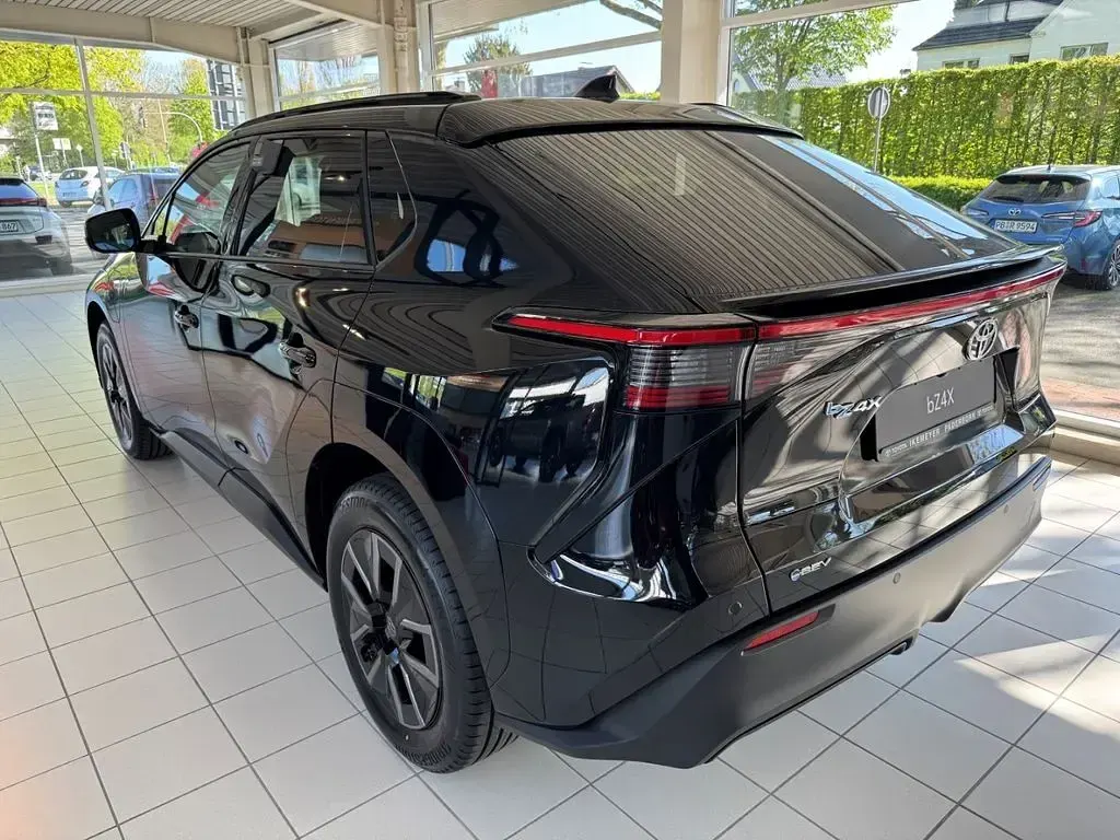 Neu Toyota bZ4X 164 kW (224 PS) 2026 Attitude black metallic SUV