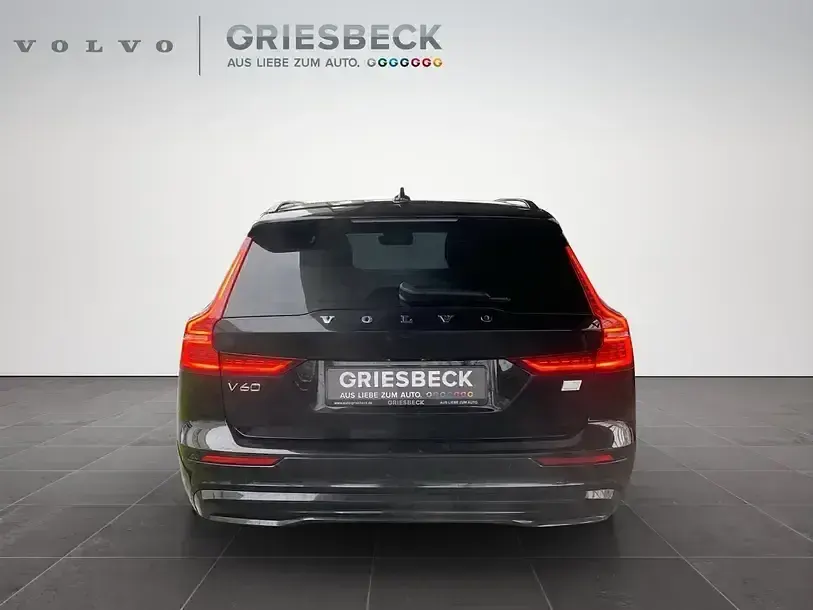 Używany Volvo V60 Plus 455 KM (334 kW) 2022 Czarny Kombi