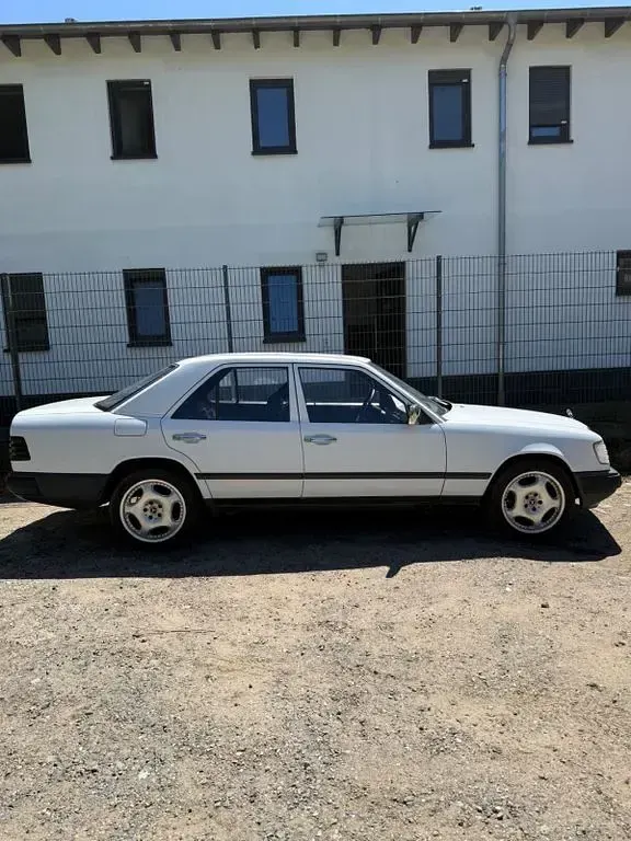Gebraucht Mercedes E260 160 PS (117 kW) 1987 Weiß Limousine