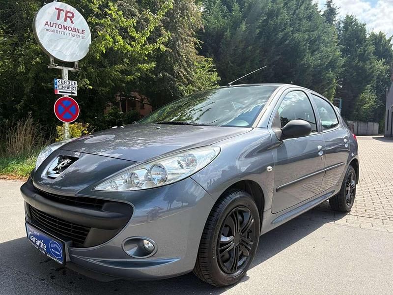 Grau Gebraucht 2012 Peugeot 206+ Basis Kleinwagen | 4.290 € (Fairer Preis) - Bild 1/4