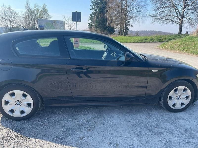 Gebraucht BMW 116 122 PS (89 kW) 2011 Schwarz Kleinwagen
