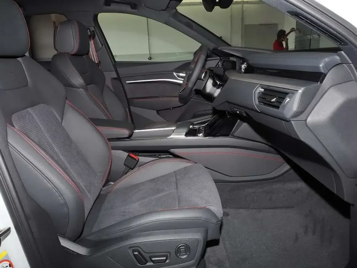 Gebraucht Audi Q8 e-tron Sport 300 kW (408 PS) 2024 Gletscherweiß metallic (metallic) SUV