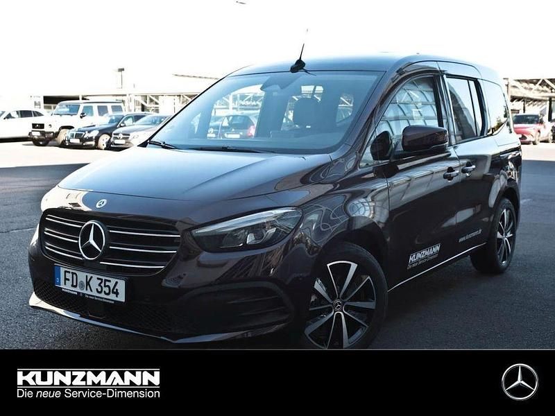 Rubellitrot metallic metallic Gebraucht 2025 Mercedes T180 Progressive Van / Kleinbus | 32.950 € (Fairer Preis) - Bild 1/4